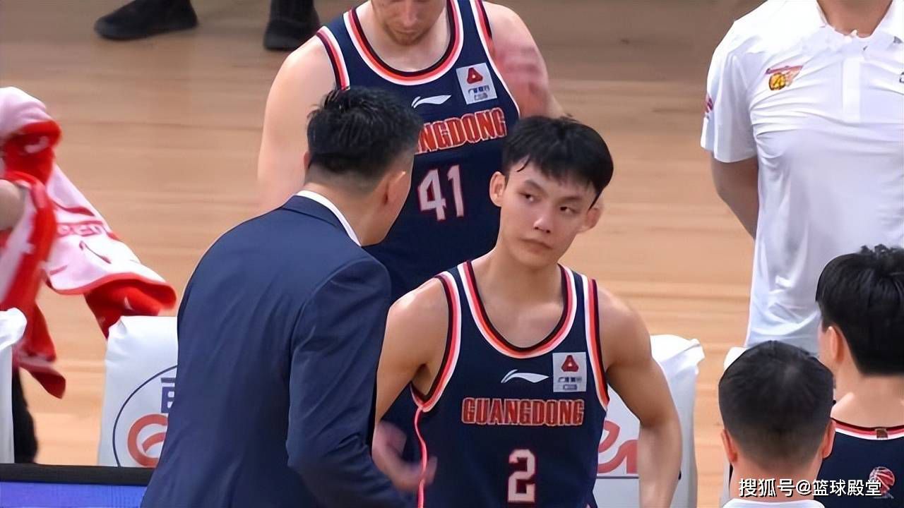 布伦森38分字母32+13尼克斯终结雄鹿7连胜　NBA圣诞大战，尼克斯主场迎战雄鹿，尼克斯目前16胜12负排在东部第6位，雄鹿则是一波7连胜，22胜7负高居东部次席，两队两天前有过交锋，雄鹿轻松取胜。